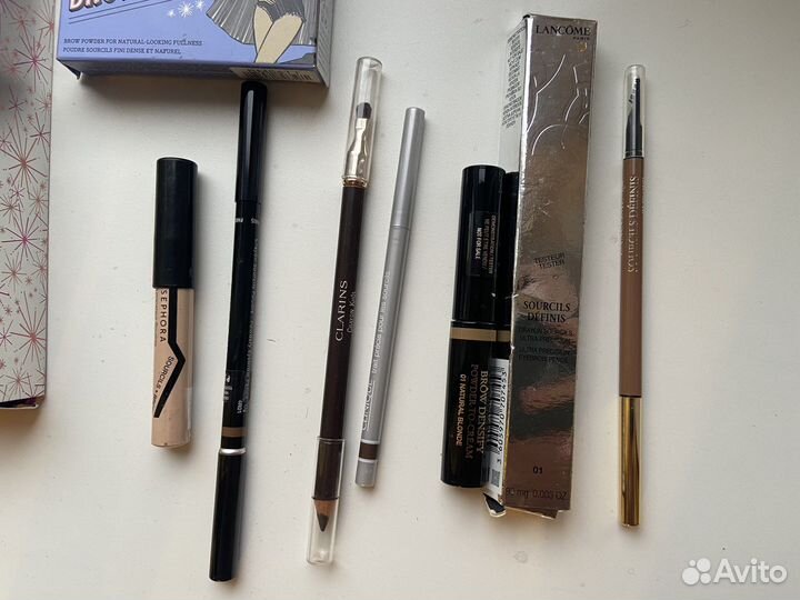 Набор косметики : тушь, карандаш, брови и глаза