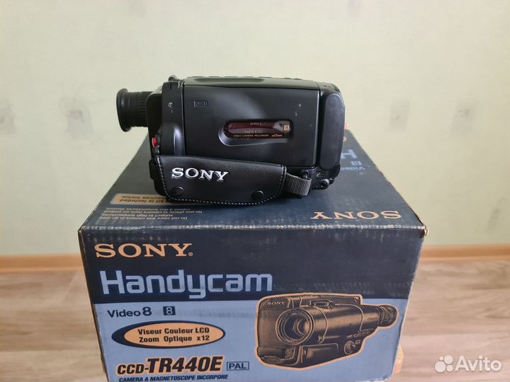 Продам видеокамеру Sony Handycam CCD-TR440E