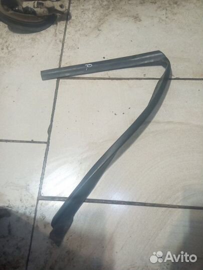 Уплотнитель стекла передний правый Renault Espace