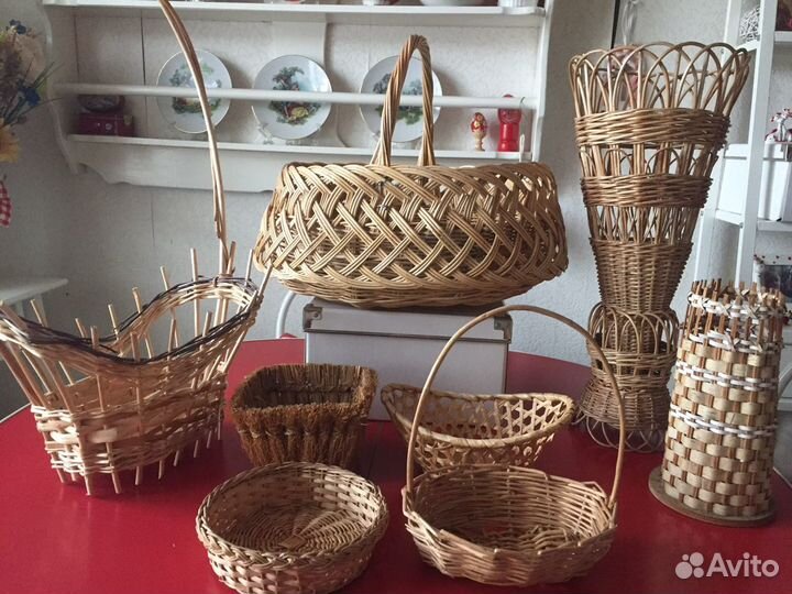 Корзины и вазы плетеные разные