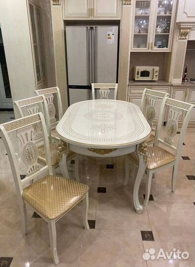 Большой обеденный стол и стулья