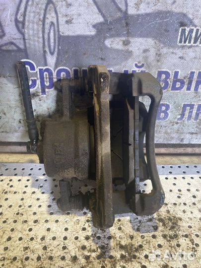 Суппорт тормозной передний правый Toyota Camry