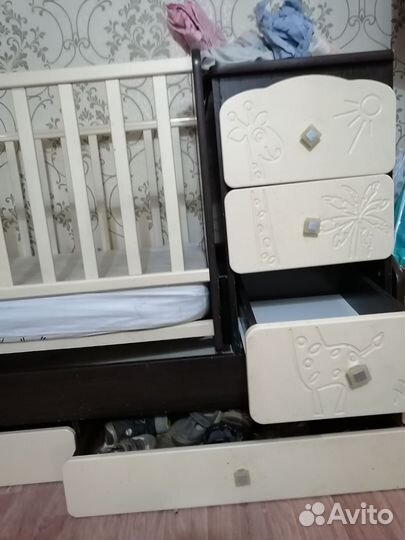 Детская кроватка с маятником