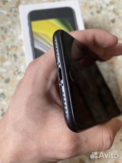 iPhone SE, 64 ГБ