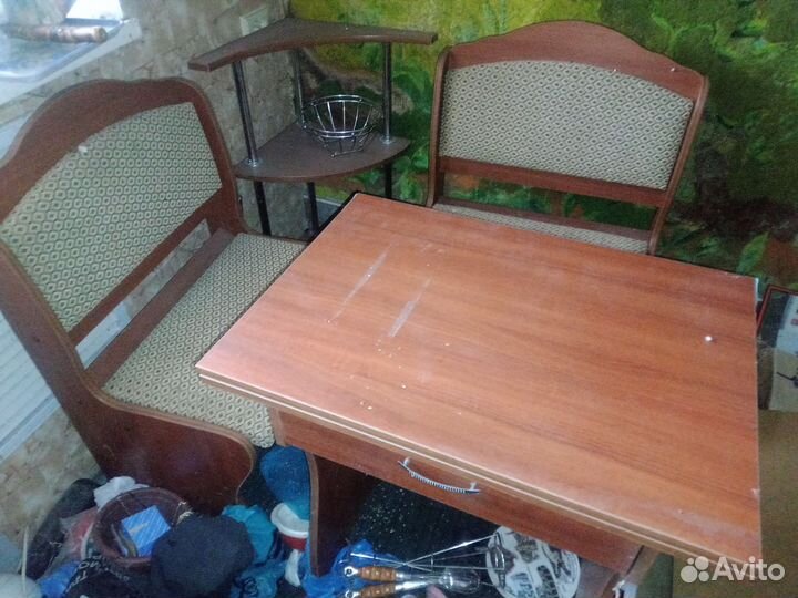 Кухонный уголок со столом