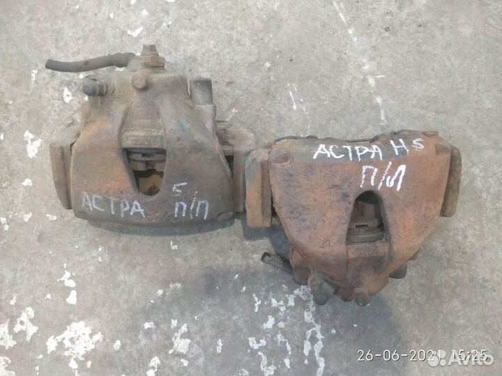 Суппорт передний правый на Опель Астра Н 2009 год
