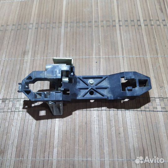 Кронштейн ручки двери передний правый Nissan Tiida