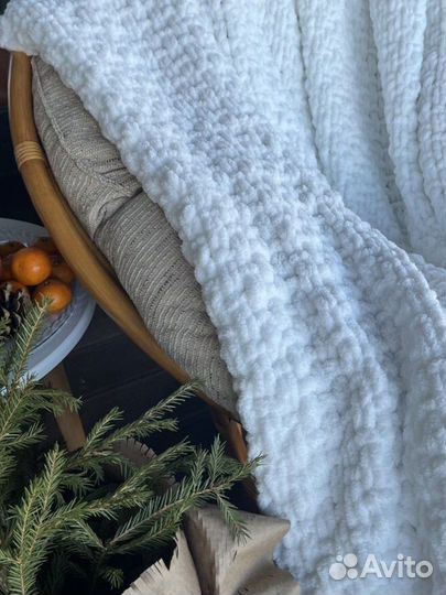 Белый вязаный плед