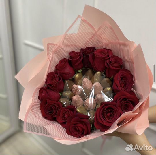 Букет клубники в шоколаде с цветами