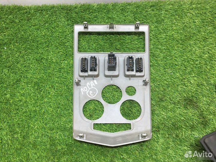 Накладка торпедо центральная Renault Logan 1