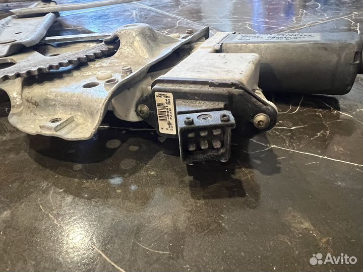 Стеклоподъемник передний R Toyota Corolla ZZE 120