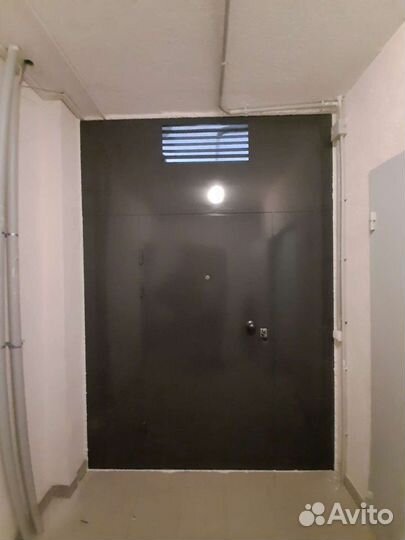 Стальная дверь-перегородка в подъезде