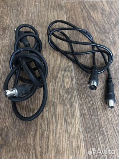 Разные виды кабелей с разъёмами