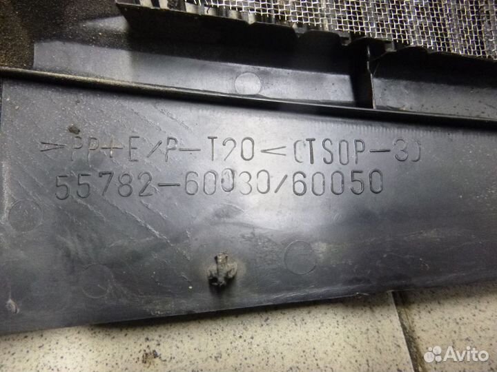 Решетка стеклоочистителя левая Land Cruiser 100