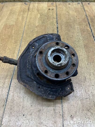 Поворотный кулак передний правый Opel Vectra B