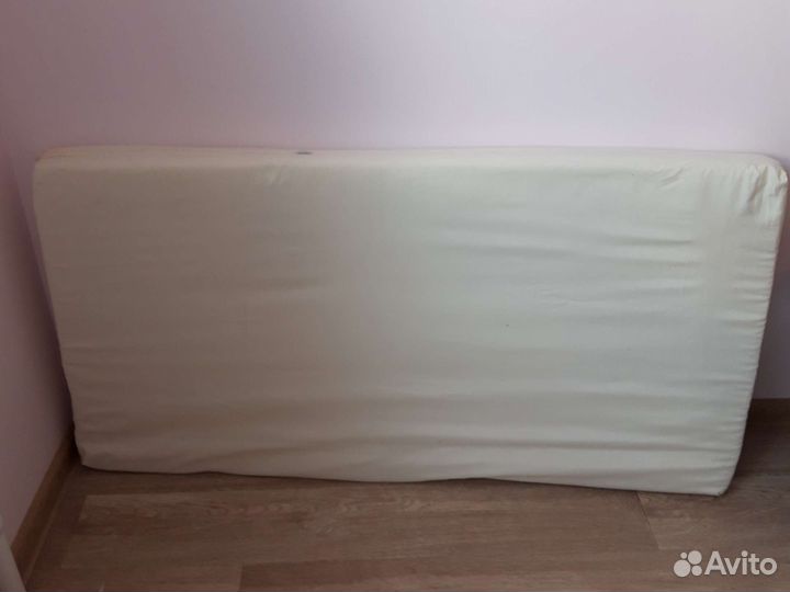 Детская кроватка с маятником