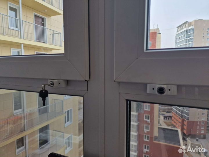 Детский замок на окно