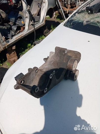 Кронштейн генератора Renault Sandero