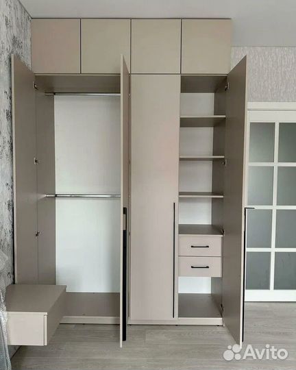 Современный распашной шкаф