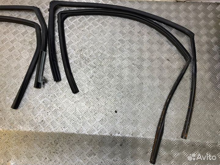 Уплотнитель стекла Nissan Qashqai J10 MR20DE 2007