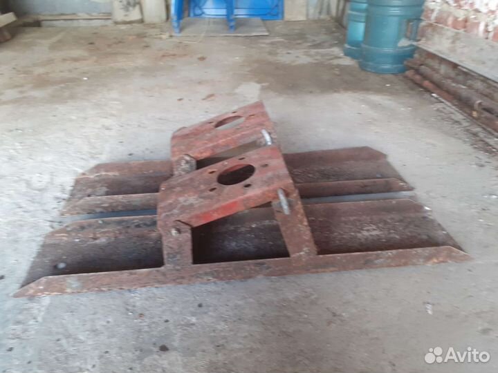 Подъемник опрокидыватель