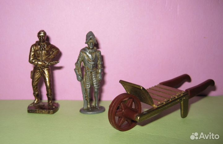 Киндер Солдатики