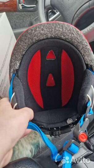 Горные лыжи, шлем и очки