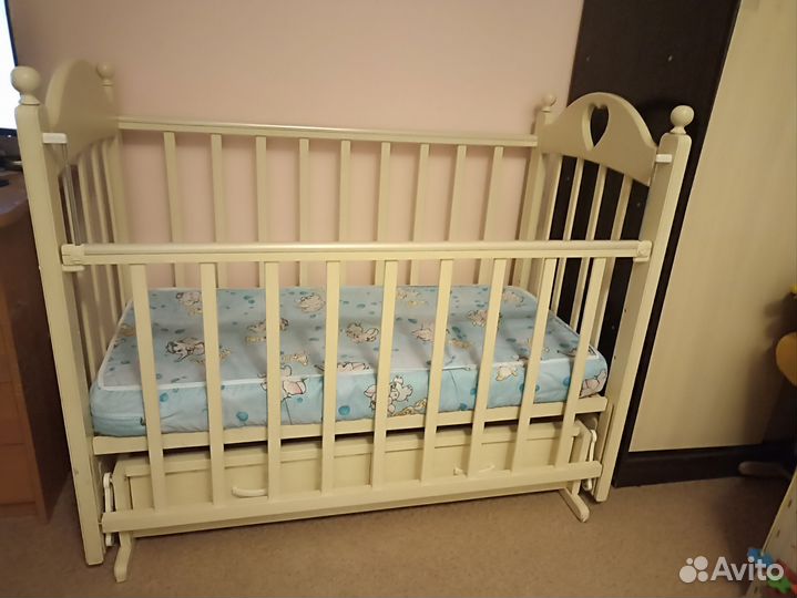 Кроватка с маятником и матрасом