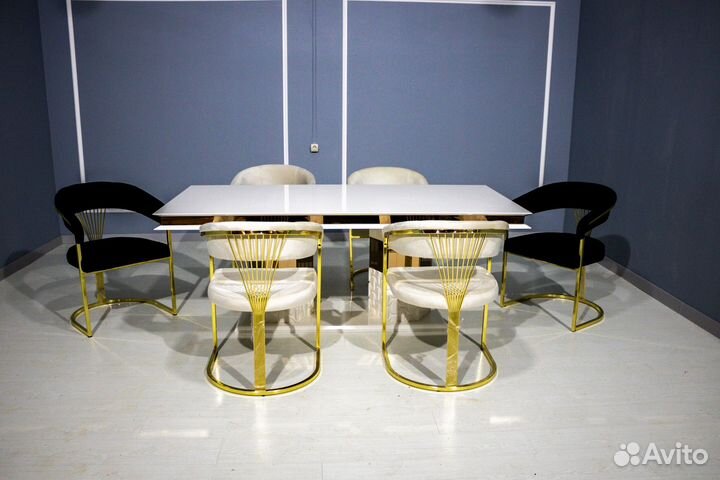 Стол и стулья