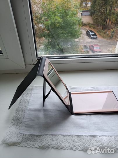 Зеркало на подставке в прозрачной косметичке