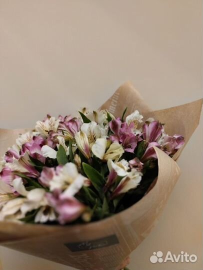 Букет белых и розовых альстромерий