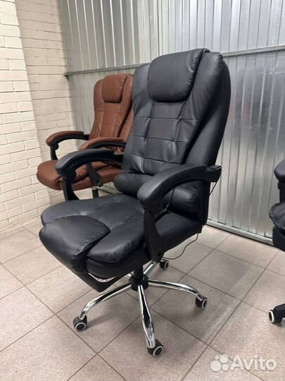 Офисное кресло с подножкой