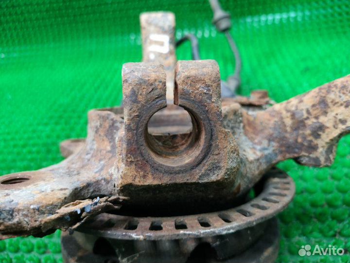 Кулак поворотный передний правый Volkswagen Golf 3