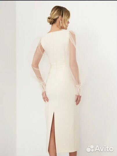 Бежевое платье