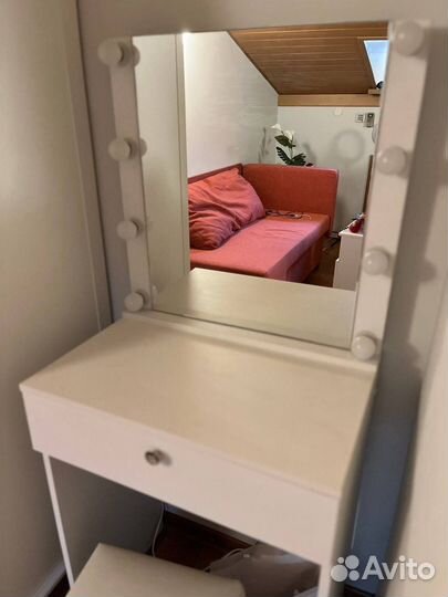 Гримерное зеркало со столом