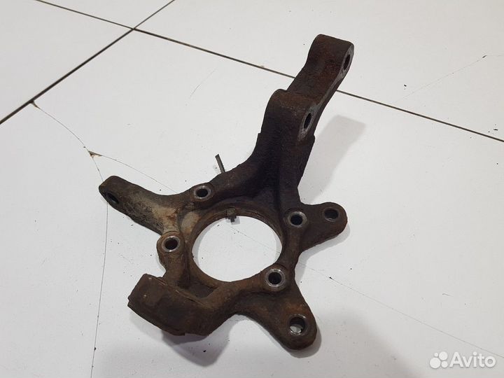 Кулак поворотный передний правый