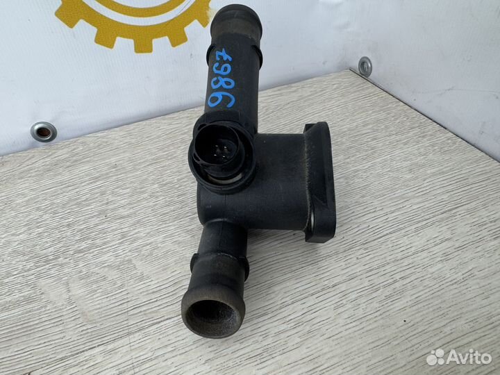 Фланец системы охлаждения Volkswagen Golf 4