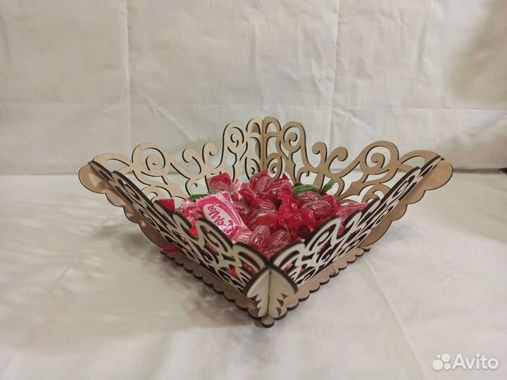 Резная конфетница