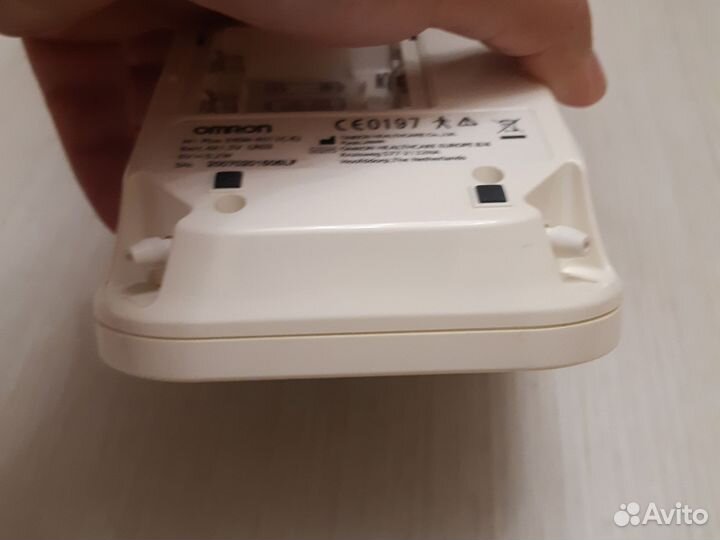 Тонометр Omron M1 в рабочем состоянии