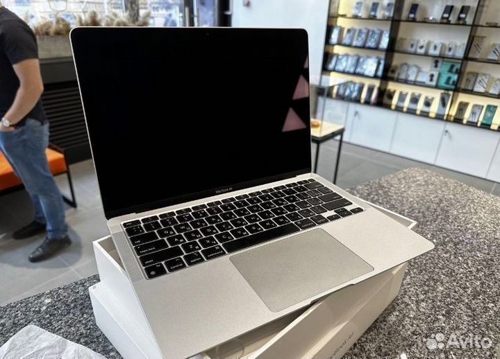 MacBook Air 13 M1/8 Gb/256 Gb.Новый