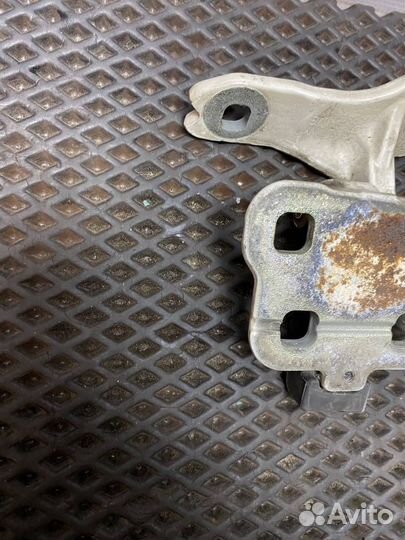 Петля двери передней левой Volvo FH4 82319029