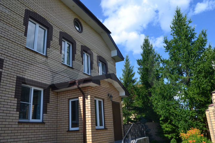 Коттедж 321 м² на участке 12 сот.