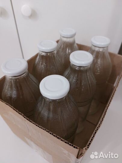 Бутылки стеклянные с винтовыми крышками от молока
