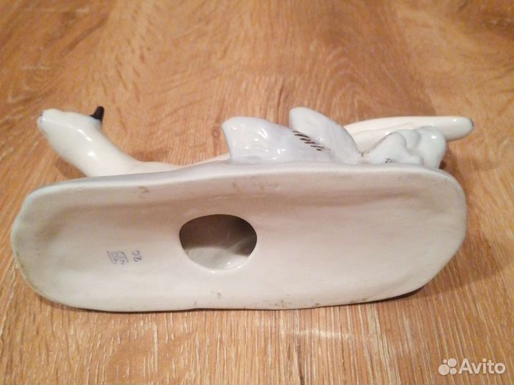 Статуэтка фарфоровая