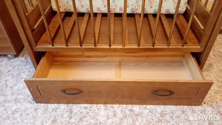 Детская кроватка с продольным маятником и матрасом