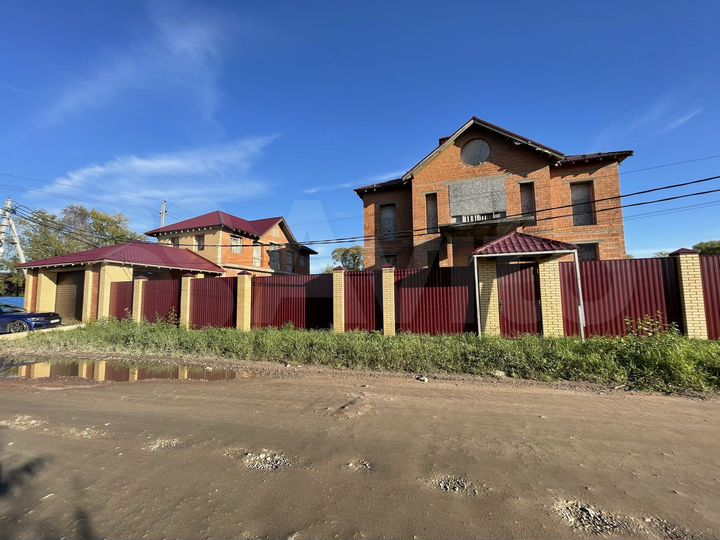 Дом 927 м² на участке 18 сот.