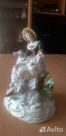 Фарфоровая статуэтка
