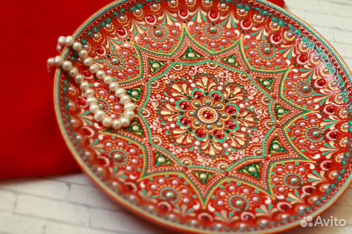 Красная расписанная тарелка