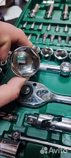 Набор ключей и головок для автомобиля