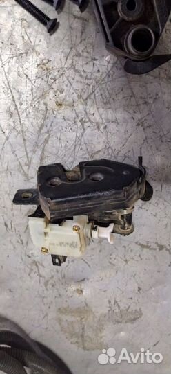 Замок багажника левый Range Rover 3